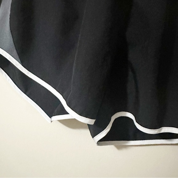 Nike Dri Fit Black White Gray Womens Athletic Shorts Size Medium - Picture 6 of 9
